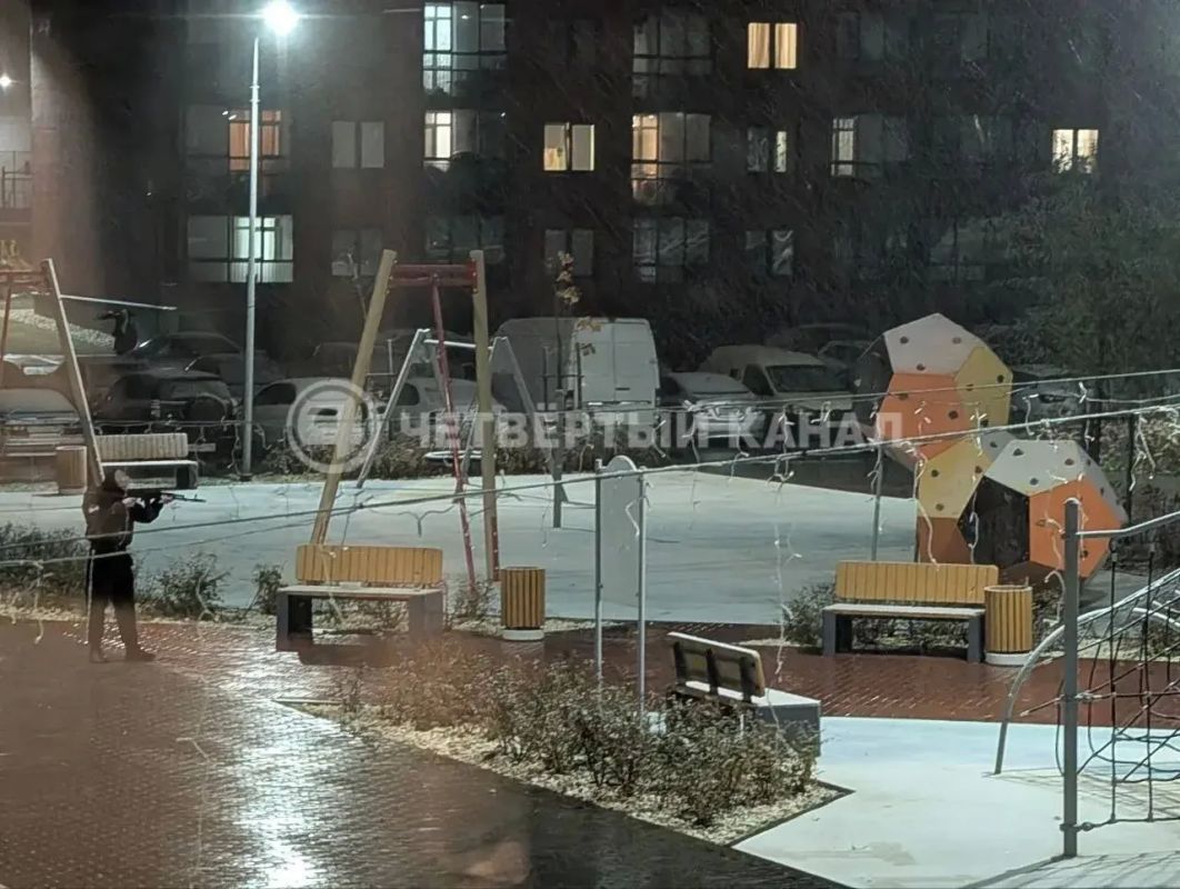 Мужчина в балаклаве устроил стрельбу в Академическом