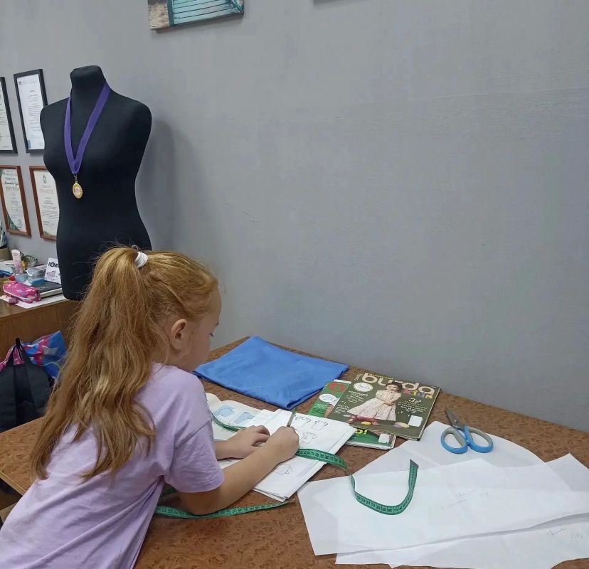 8-летняя поклонница сшила свитшот «Короля и Шута» — теперь мечтает попасть в нём на концерт любимой группы 8-летняя поклонница сшила свитшот «Короля и Шута» — теперь мечтает попасть в нём на концерт любимой группы