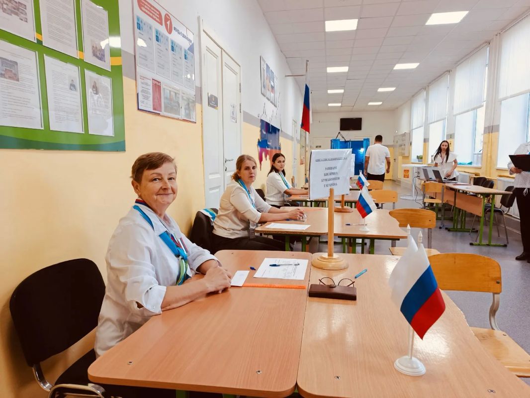 Сегодня мы поздравляем с Днём учителя всех педагогов, наставников и работников школ! Сегодня мы поздравляем с Днём учителя всех педагогов, наставников и работников школ!