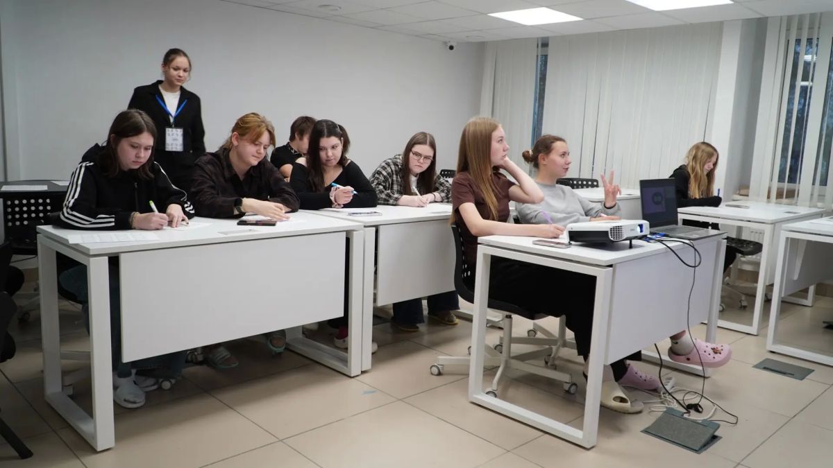 В рамках образовательной смены «Я — будущее образования!» 4 октября 100 учеников 10 – 11-х классов психолого-педагогического профиля побеседовали с молодым педагогом, победителем конкурсов профессионального мастерства... В рамках образовательной смены «Я — будущее образования!» 4 октября 100 учеников 10 – 11-х классов психолого-педагогического профиля побеседовали с молодым педагогом, победителем конкурсов профессионального мастерства...