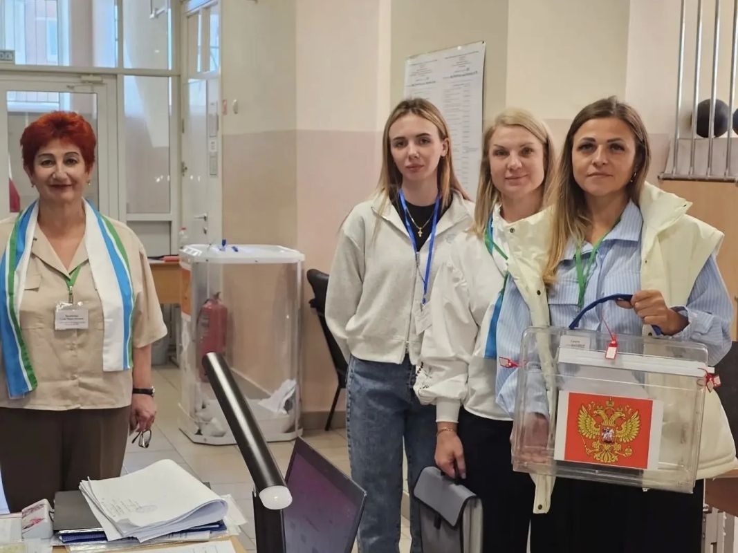 Сегодня мы поздравляем с Днём учителя всех педагогов, наставников и работников школ! Сегодня мы поздравляем с Днём учителя всех педагогов, наставников и работников школ!