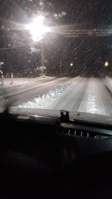 Свыше 80 дорожных машин вышли на борьбу с первым снегом и гололедом в Свердловской области Свыше 80 дорожных машин вышли на борьбу с первым снегом и гололедом в Свердловской области