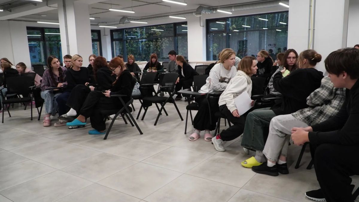 В рамках образовательной смены «Я — будущее образования!» 4 октября 100 учеников 10 – 11-х классов психолого-педагогического профиля побеседовали с молодым педагогом, победителем конкурсов профессионального мастерства... В рамках образовательной смены «Я — будущее образования!» 4 октября 100 учеников 10 – 11-х классов психолого-педагогического профиля побеседовали с молодым педагогом, победителем конкурсов профессионального мастерства...