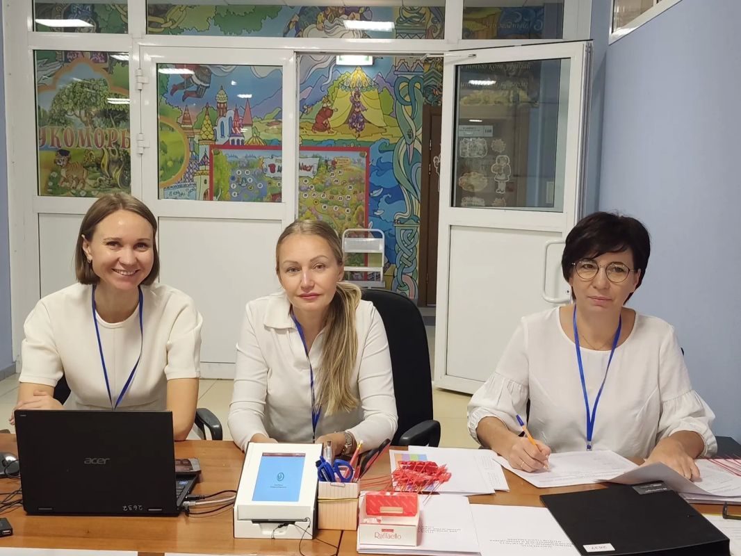 Сегодня мы поздравляем с Днём учителя всех педагогов, наставников и работников школ! Сегодня мы поздравляем с Днём учителя всех педагогов, наставников и работников школ!