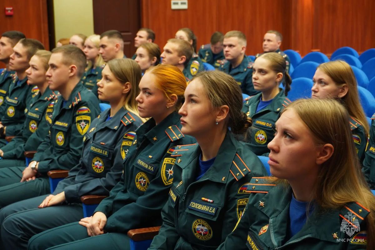 Новые кадры — в строю!. В Екатеринбурге прошёл учебно-методический сбор для 24 молодых офицеров МЧС России — выпускников профильных вузов Новые кадры — в строю!. В Екатеринбурге прошёл учебно-методический сбор для 24 молодых офицеров МЧС России — выпускников профильных вузов
