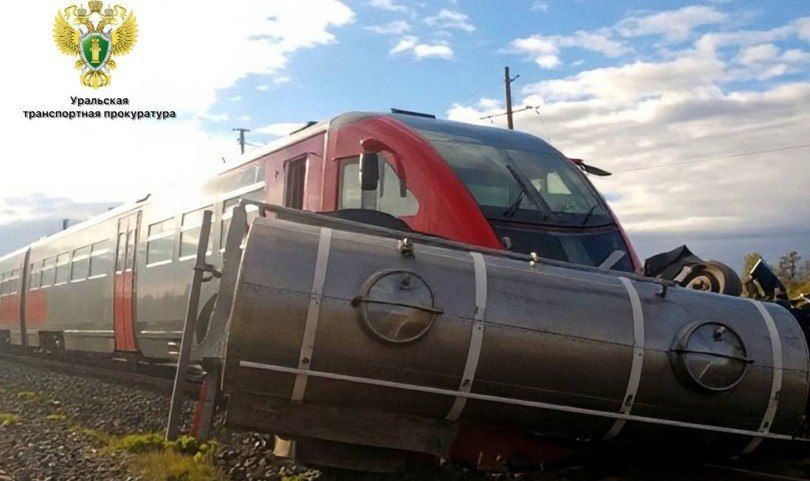 Грузовик столкнулся с железнодорожным составом в Челябинской области