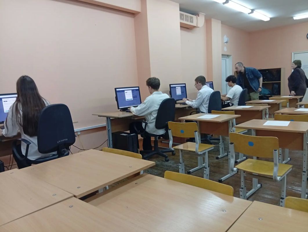 В рамках Всероссийского профориентационного проекта в сфере цифровых технологий «Урок цифры» 7 октября одиннадцатиклассники екатеринбургской гимназии № 176 приняли участие в открытом уроке от Благотворительного фонда «Вклад... В рамках Всероссийского профориентационного проекта в сфере цифровых технологий «Урок цифры» 7 октября одиннадцатиклассники екатеринбургской гимназии № 176 приняли участие в открытом уроке от Благотворительного фонда «Вклад...
