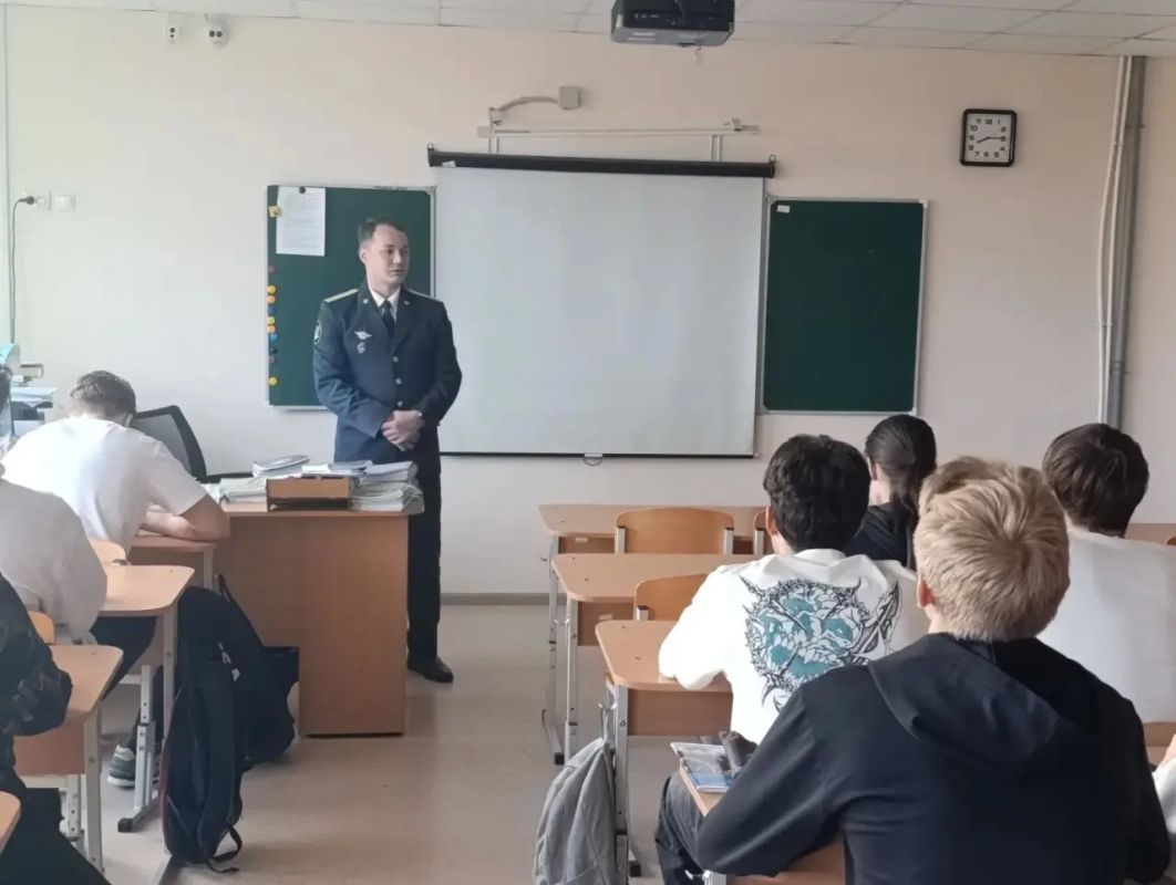 Сотрудники ИК-46 и СИЗО-4 провели профориентационные встречи со школьниками Сотрудники ИК-46 и СИЗО-4 провели профориентационные встречи со школьниками