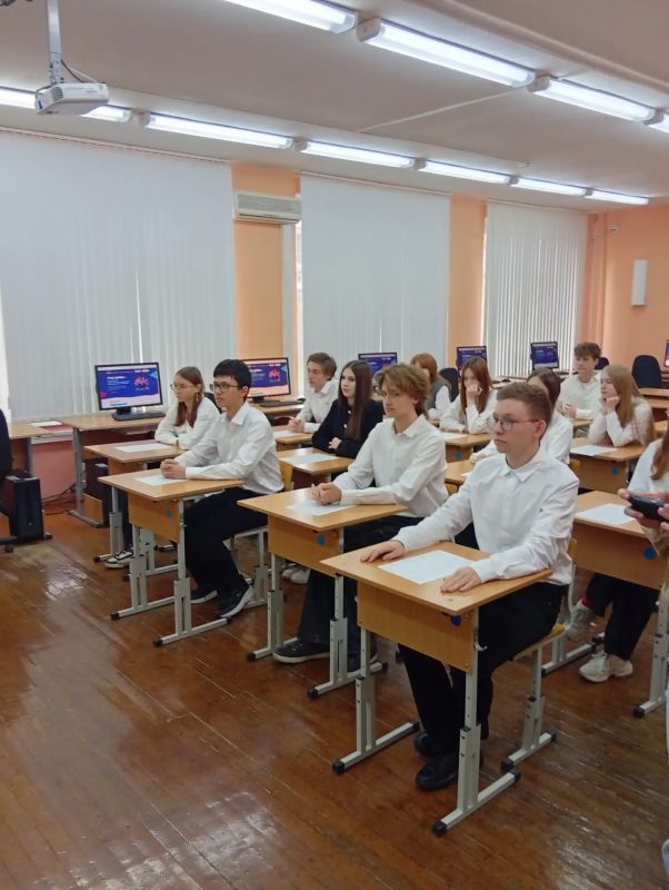 В рамках Всероссийского профориентационного проекта в сфере цифровых технологий «Урок цифры» 7 октября одиннадцатиклассники екатеринбургской гимназии № 176 приняли участие в открытом уроке от Благотворительного фонда «Вклад... В рамках Всероссийского профориентационного проекта в сфере цифровых технологий «Урок цифры» 7 октября одиннадцатиклассники екатеринбургской гимназии № 176 приняли участие в открытом уроке от Благотворительного фонда «Вклад...