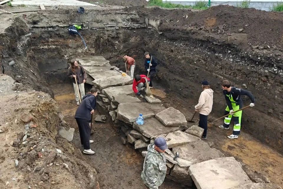 Археологи нашли в Екатеринбурге 200-летнюю доску для игры, популярной в Помпеях