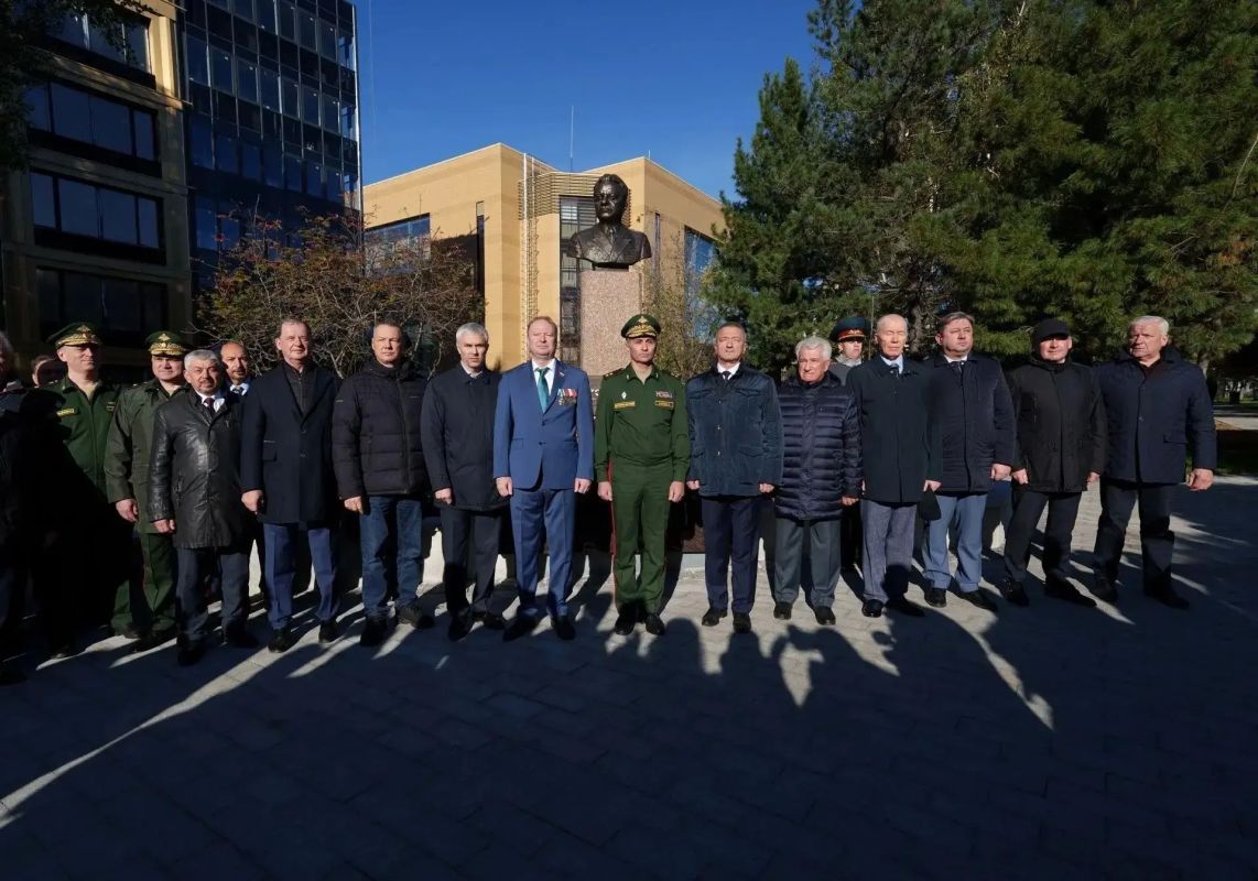 Бюст генерал-лейтенанту Ивану Устинову открыли в Екатеринбурге Бюст генерал-лейтенанту Ивану Устинову открыли в Екатеринбурге