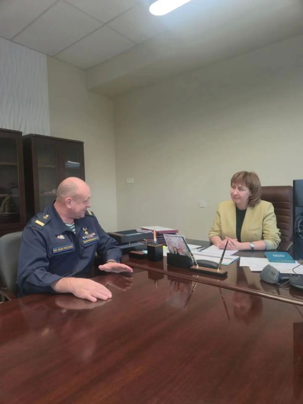 Первый заместитель Министра образования Свердловской области Жанна Фрицко и Герой России, председатель Межрегиональной общественной патриотической организации «ПОДВИГ» Сергей Евланов 8 октября в Министерстве образования...