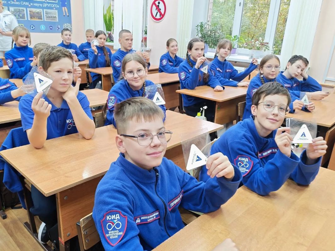 Еженедельные новости ЮИД!. 3–9 октября 5 октября ежегодно отмечается День учителя! Юные инспекторы движения не оставили без внимания этот замечательный праздник! Ребята поздравили любимых педагогов и наставников... Еженедельные новости ЮИД!. 3–9 октября 5 октября ежегодно отмечается День учителя! Юные инспекторы движения не оставили без внимания этот замечательный праздник! Ребята поздравили любимых педагогов и наставников...