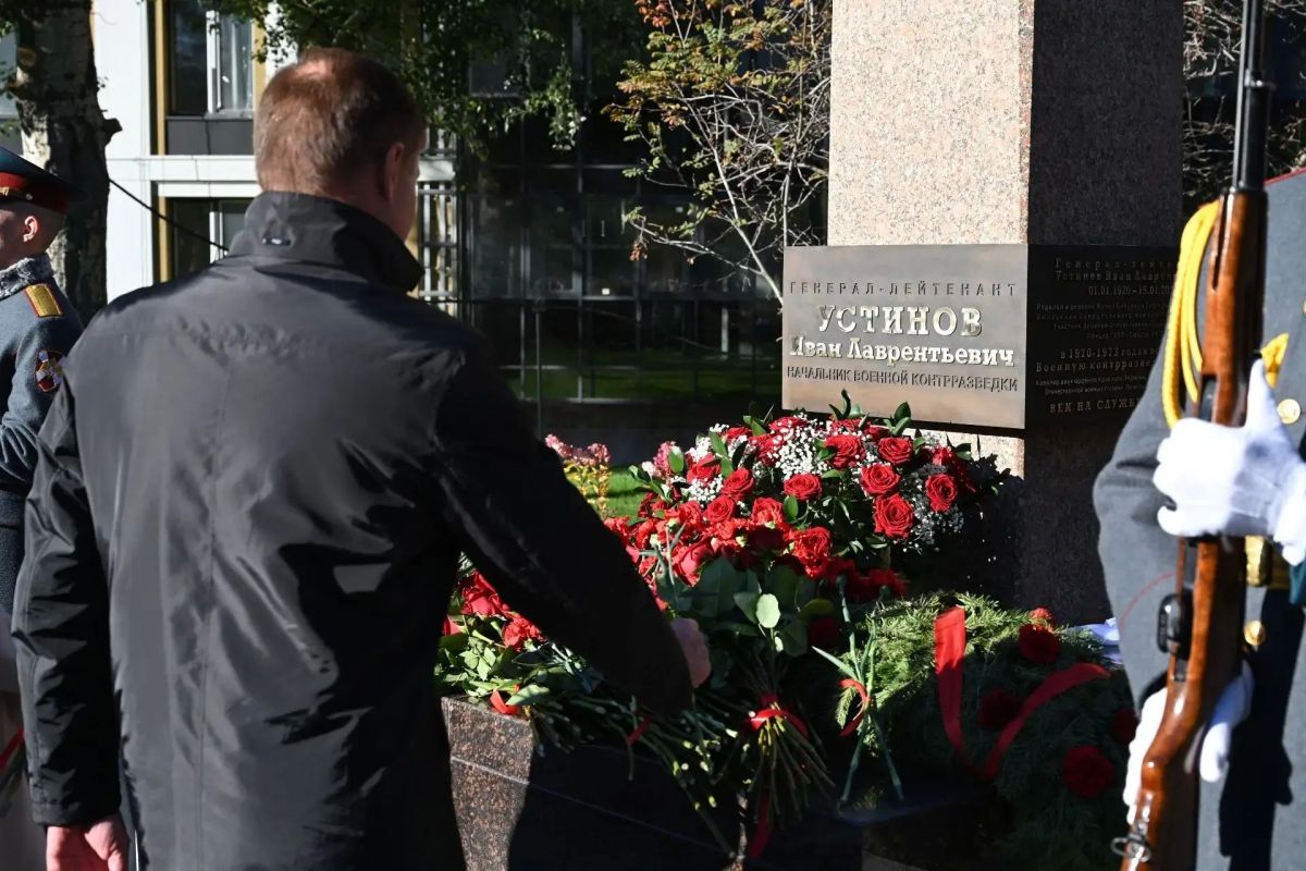 Памятник начальнику военной контрразведки генерал-лейтенанту Ивану Устинову открыли в Екатеринбурге Памятник начальнику военной контрразведки генерал-лейтенанту Ивану Устинову открыли в Екатеринбурге