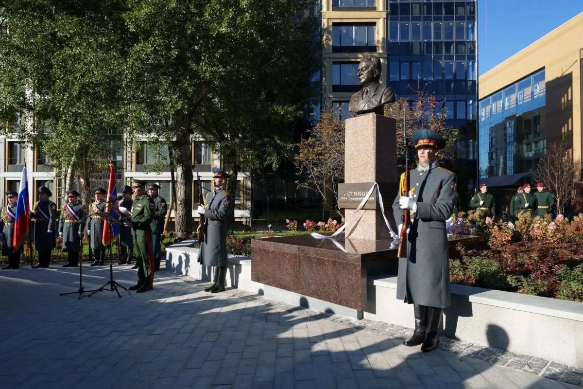 Бюст генерал-лейтенанту Ивану Устинову открыли в Екатеринбурге Бюст генерал-лейтенанту Ивану Устинову открыли в Екатеринбурге