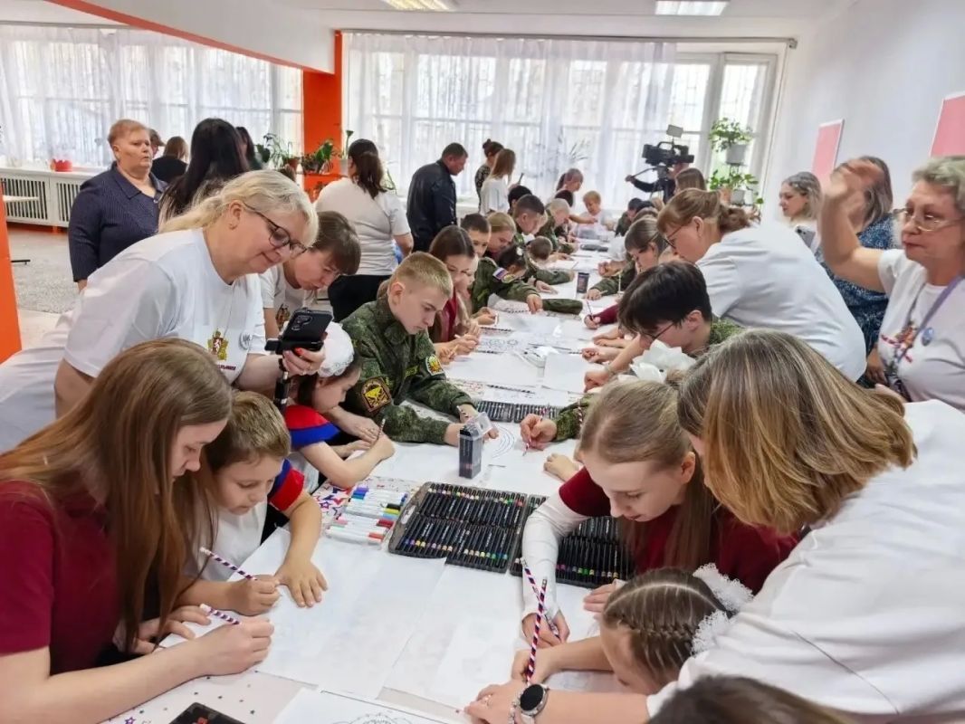 Патриотическая акция «Платок для наших героев» прошла 10 октября в Серове на площадке Серовского политехнического техникума Патриотическая акция «Платок для наших героев» прошла 10 октября в Серове на площадке Серовского политехнического техникума