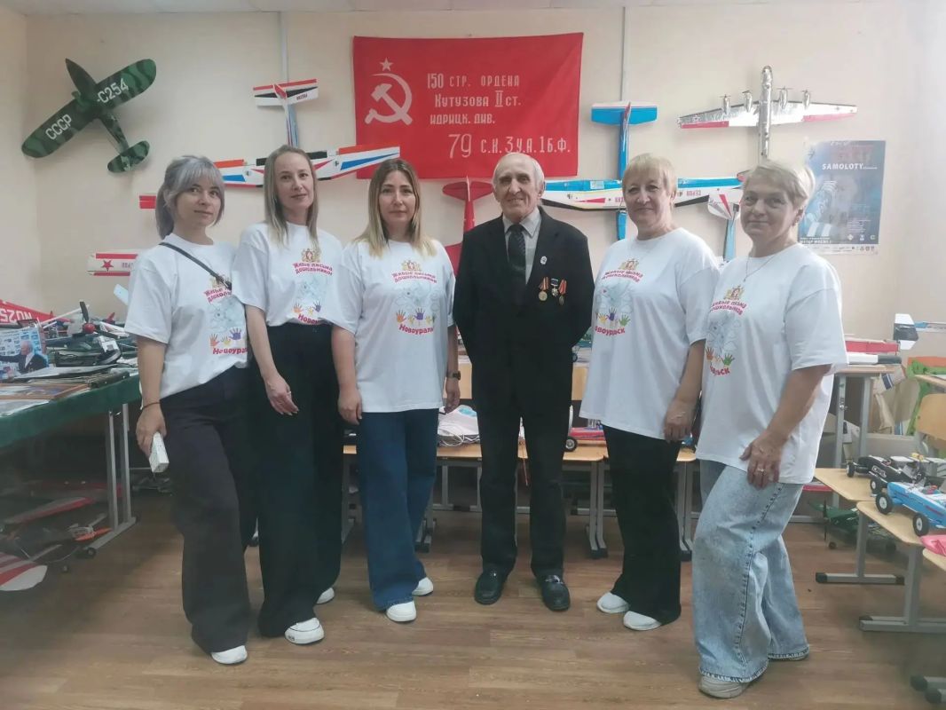 Патриотическая акция «Платок для наших героев» прошла 10 октября в Серове на площадке Серовского политехнического техникума Патриотическая акция «Платок для наших героев» прошла 10 октября в Серове на площадке Серовского политехнического техникума