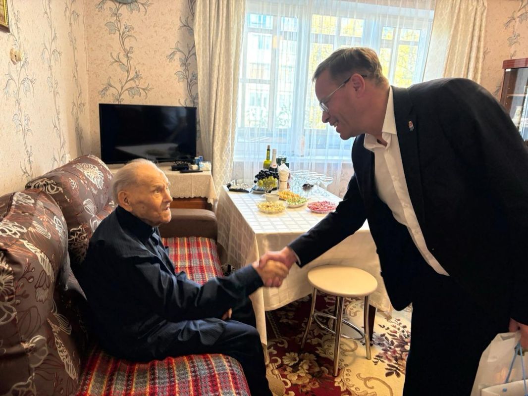 Ветеран Дмитрий Дементьев отметил 104-летие Ветеран Дмитрий Дементьев отметил 104-летие