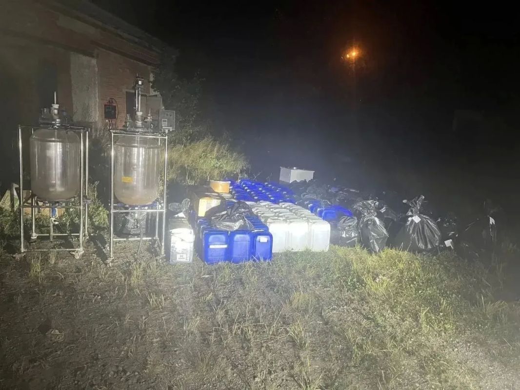 Лабораторию по производству синтетических наркотиков ликвидировали силовики Лабораторию по производству синтетических наркотиков ликвидировали силовики