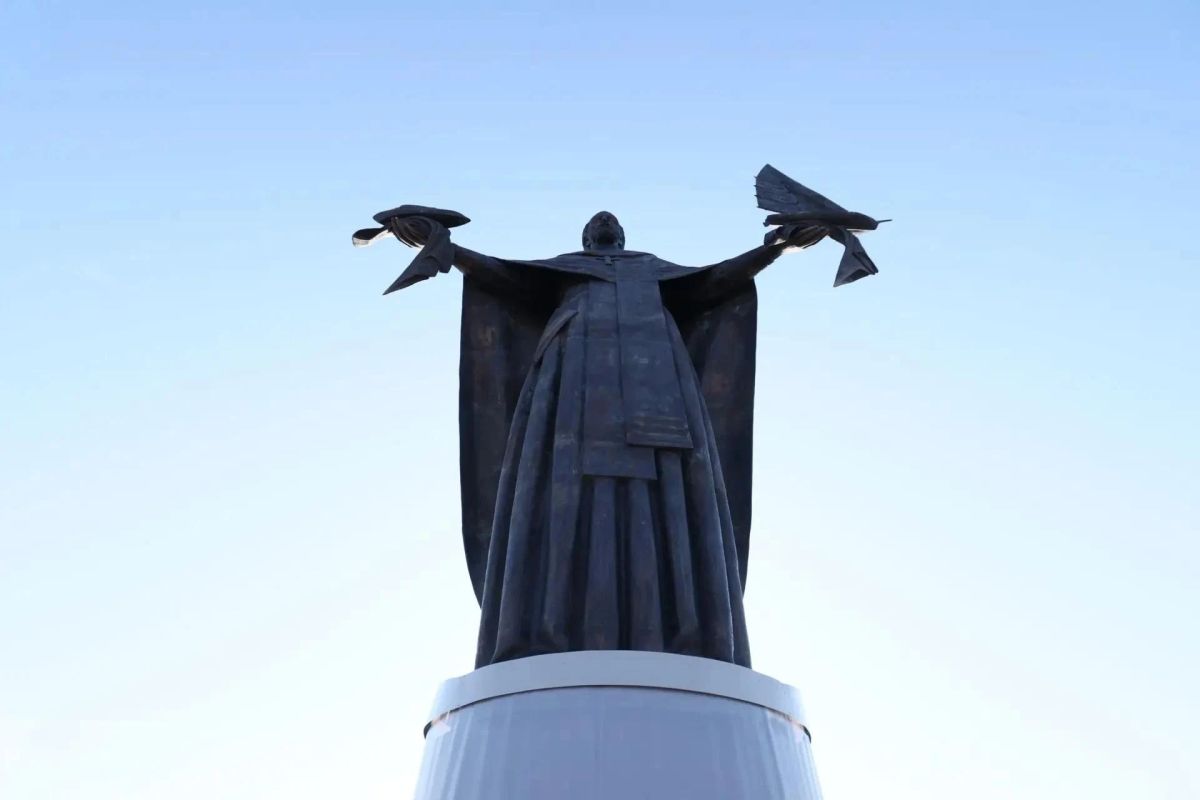 В Сатке Челябинской области, на стыке Европы и Азии, открыли скульптуру святителя Николая Чудотворца