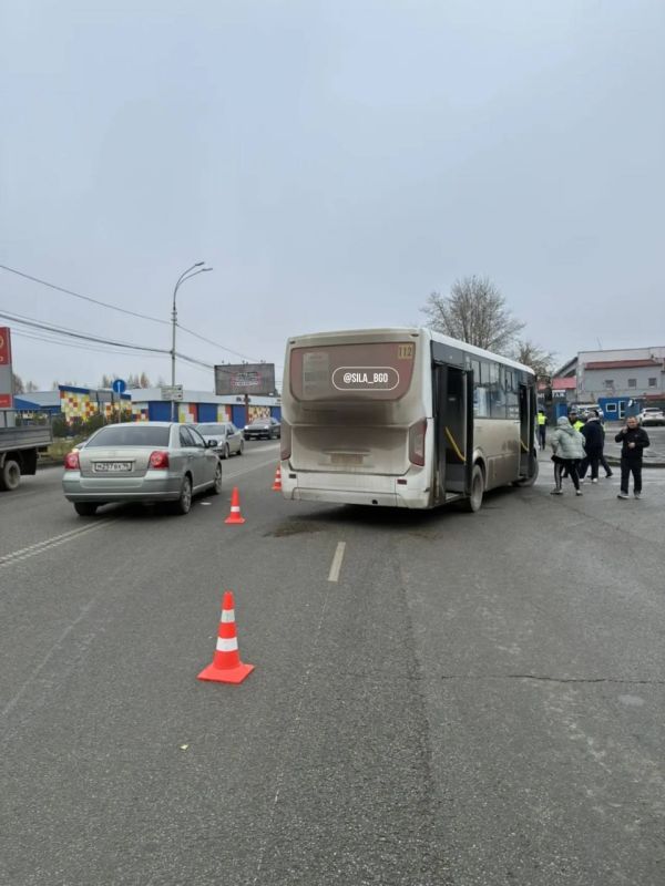 Грузовик врезался в автобус с 25 пассажирами в Берёзовском Грузовик врезался в автобус с 25 пассажирами в Берёзовском