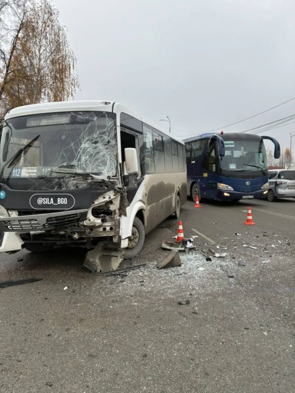 Грузовик врезался в автобус с 25 пассажирами в Берёзовском Грузовик врезался в автобус с 25 пассажирами в Берёзовском