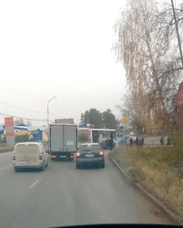 Грузовик врезался в автобус с 25 пассажирами в Берёзовском