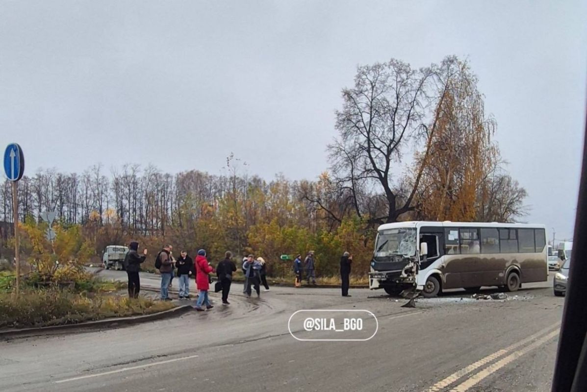Грузовик врезался в автобус с 25 пассажирами в Берёзовском Грузовик врезался в автобус с 25 пассажирами в Берёзовском