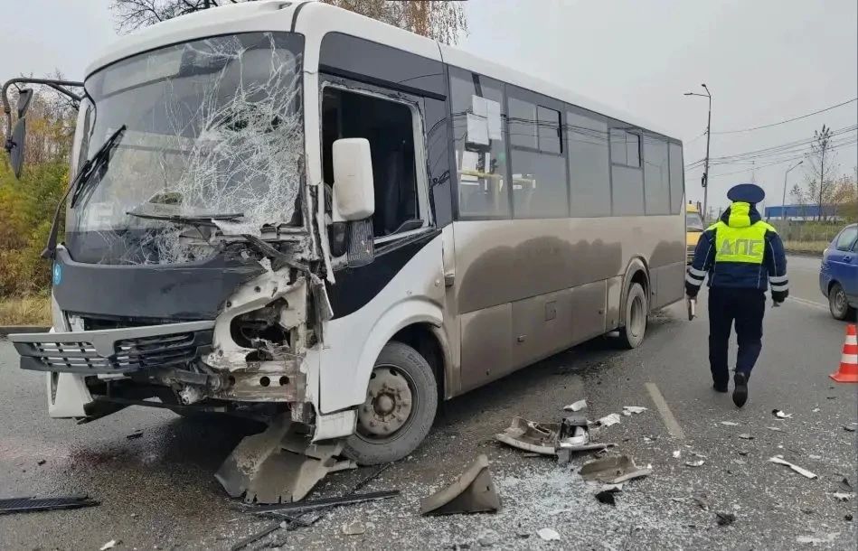 Пассажирский автобус, который ехал по маршруту №112, попал в аварию на Березовском тракте Пассажирский автобус, который ехал по маршруту №112, попал в аварию на Березовском тракте