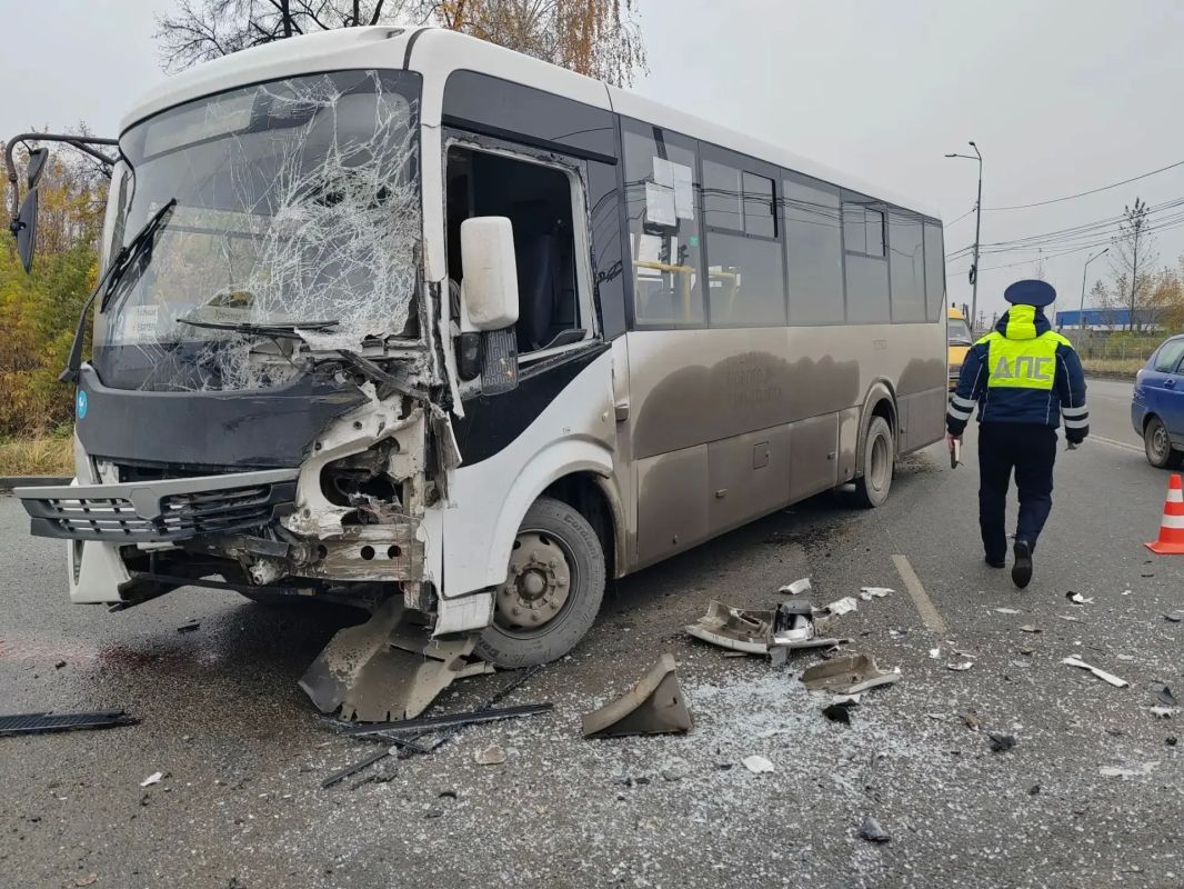 Фура столкнулась с пассажирским автобусом в Берёзовском