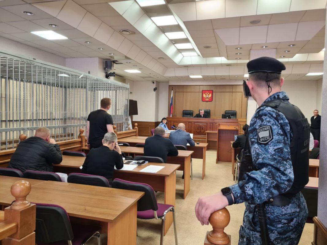 Восемь членов банды судят в Екатеринбурге за похищения и пытки Восемь членов банды судят в Екатеринбурге за похищения и пытки