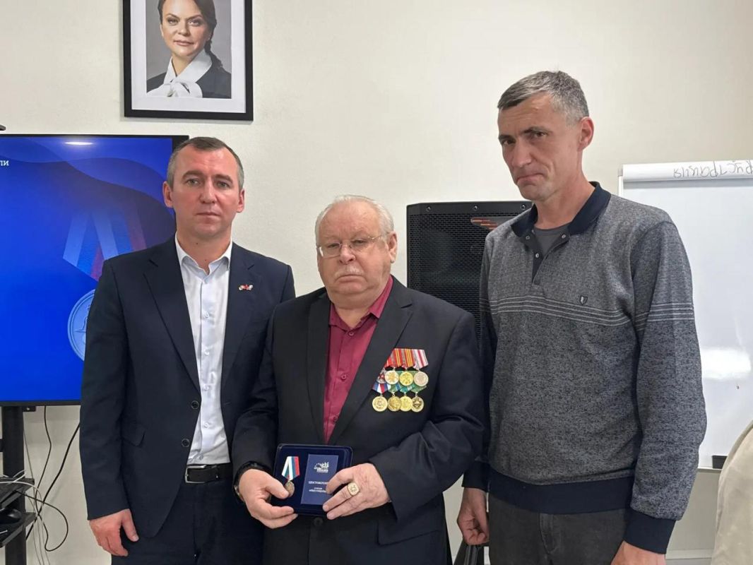 Отцам участников СВО вручили медали «Отец солдата» Отцам участников СВО вручили медали «Отец солдата»
