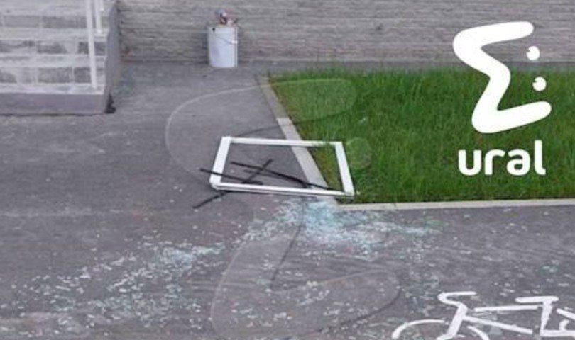 Оконные створки трижды падали с верхних этажей дома в Верхней Пышме