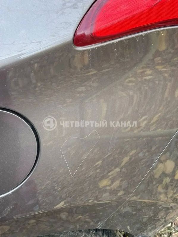 Юный романтик нацарапал сердце камнем на чужой машине Юный романтик нацарапал сердце камнем на чужой машине