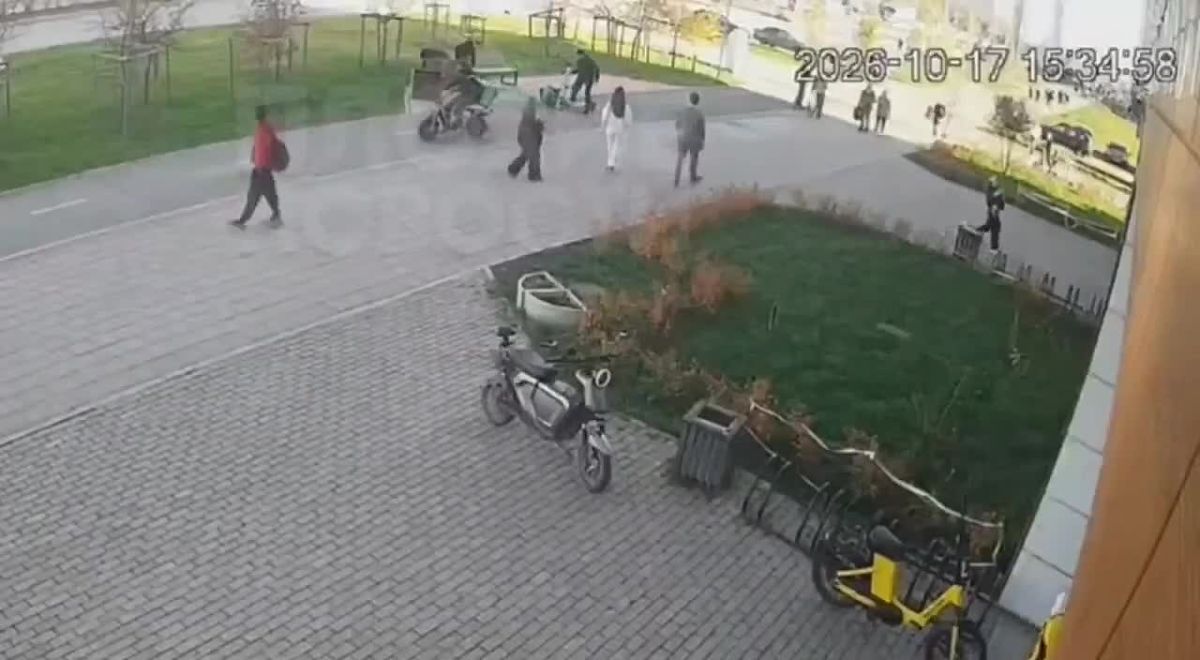 Самокатчика, который наехал на женщину с коляской, избили прохожие