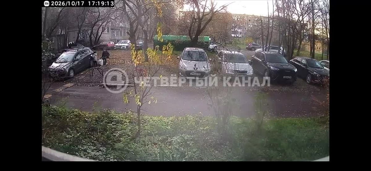 Юный романтик нацарапал сердце камнем на чужой машине