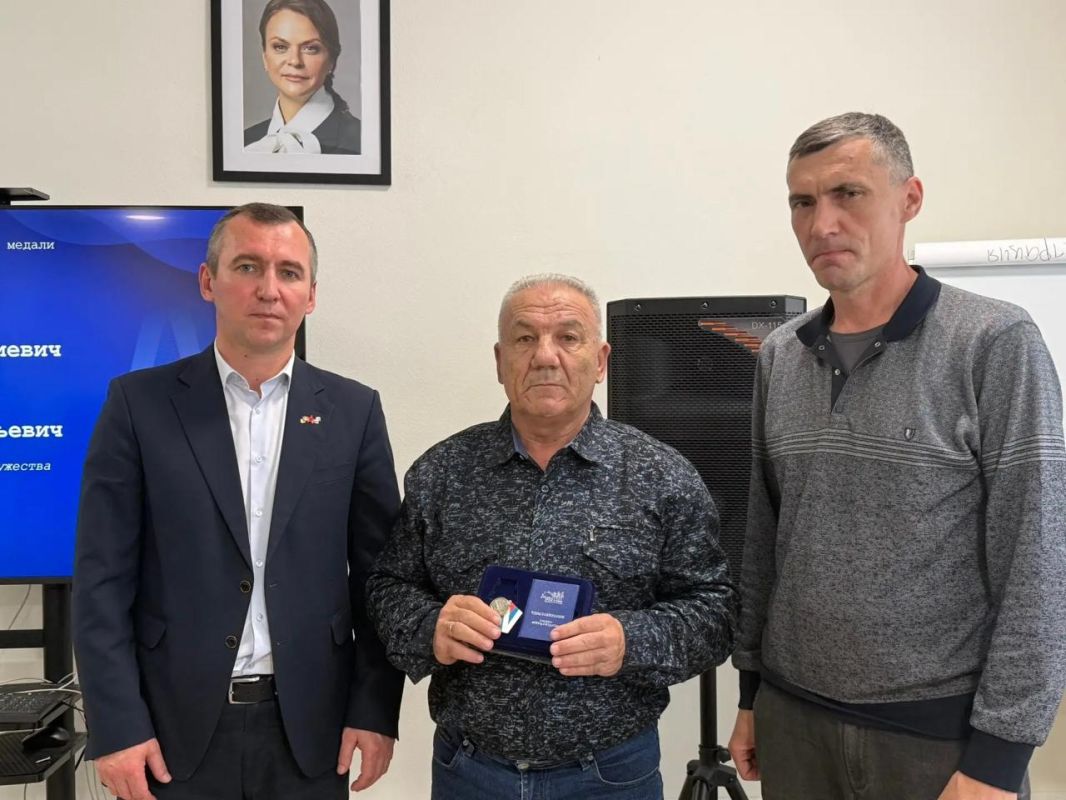 Отцам участников СВО вручили медали «Отец солдата» Отцам участников СВО вручили медали «Отец солдата»