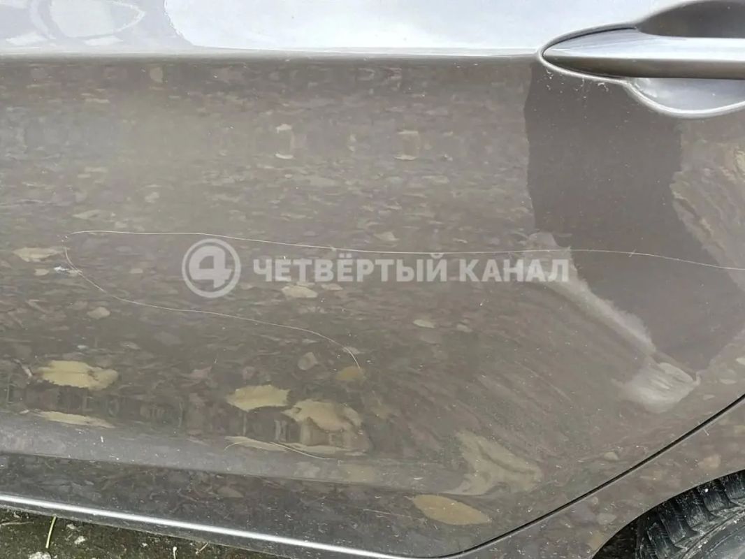 Юный романтик нацарапал сердце камнем на чужой машине Юный романтик нацарапал сердце камнем на чужой машине