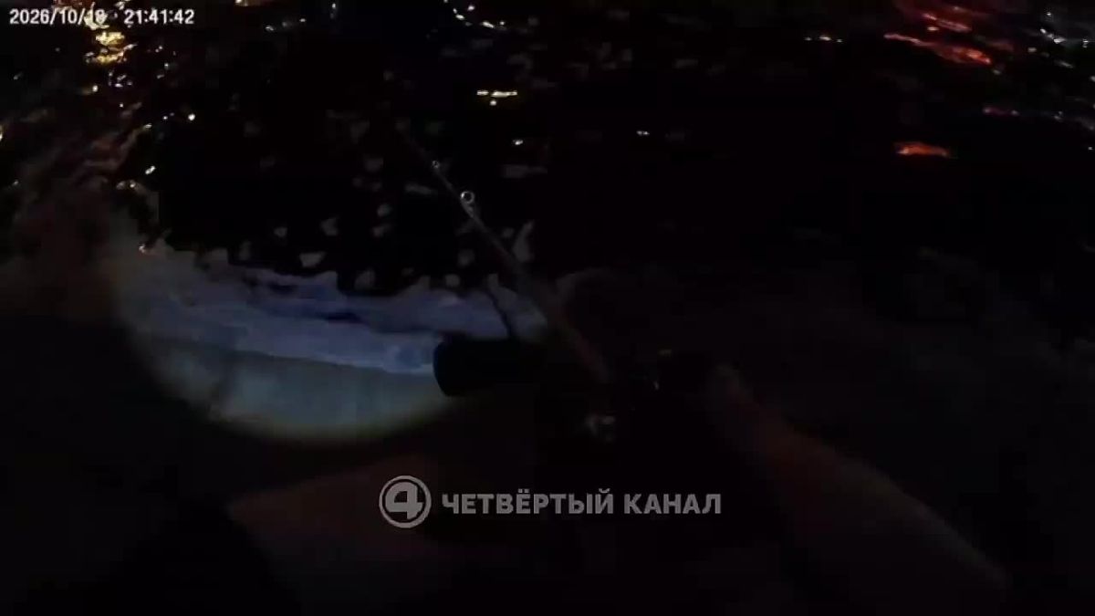 Четырёх судаков за вечер поймал 16-летний подписчик 4 канала в центре Екатеринбурга Первый клюнул под мостом на Малышева. Когда, по словам подростка, резко дали воду, он перебрался на Плотинку — там поймал ещё троих