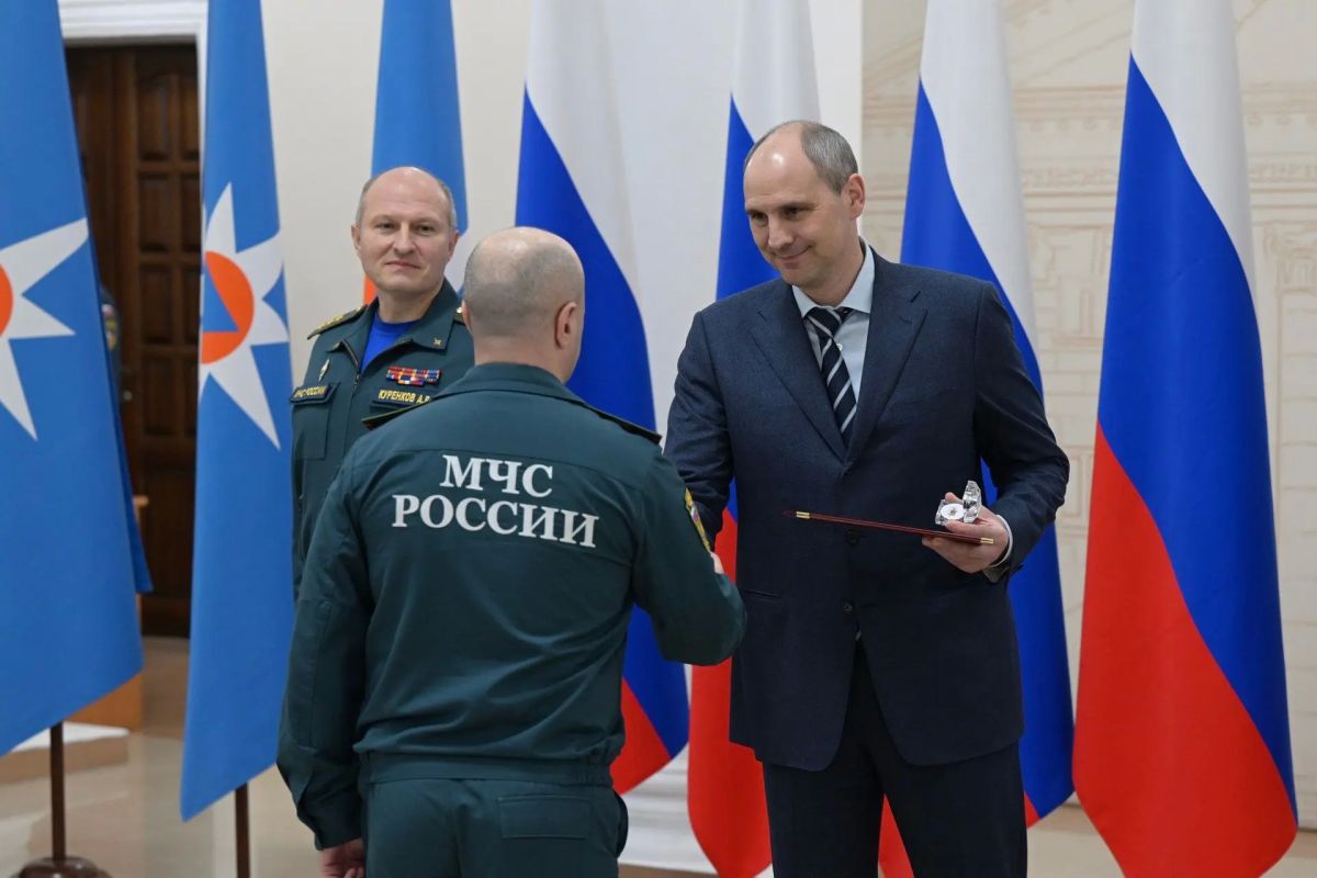 Губернатор Свердловской области Денис Паслер и Министр МЧС России Александр Куренков наградили отличившихся сотрудников МЧС Губернатор Свердловской области Денис Паслер и Министр МЧС России Александр Куренков наградили отличившихся сотрудников МЧС