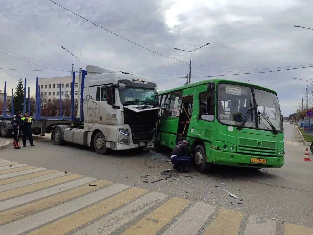 Троих, в том числе ребёнка, увезли в больницу после столкновения автобуса с грузовиком