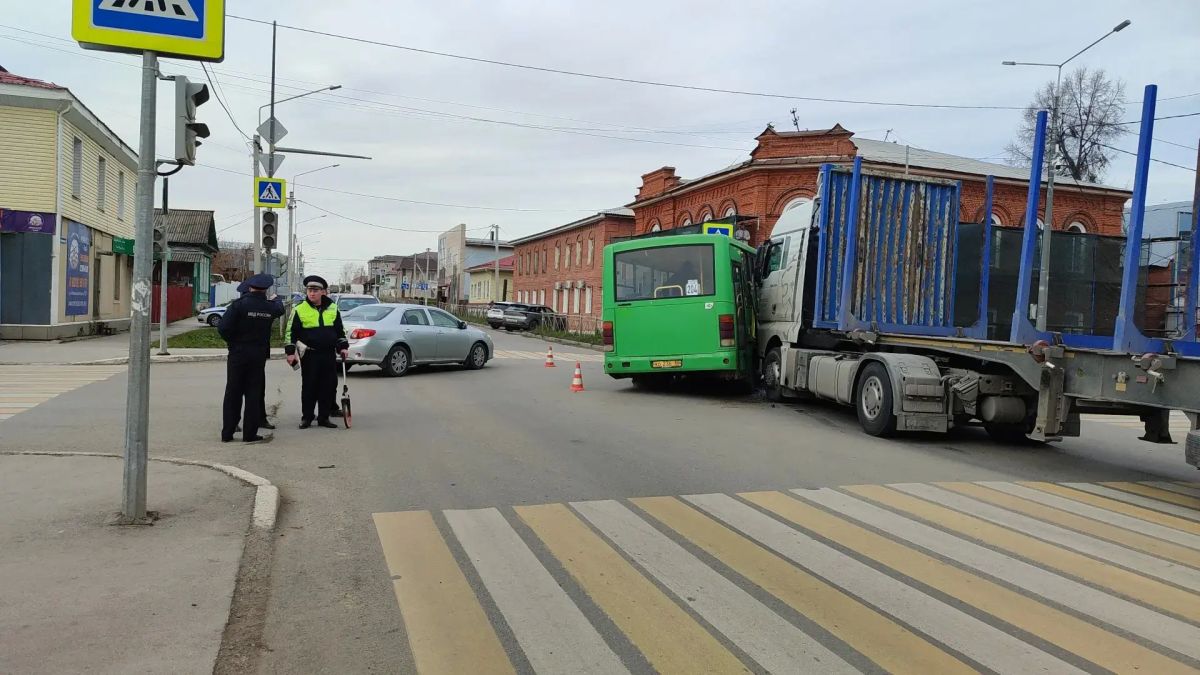 В Красноуфимске сотрудники Госавтоинспекции устанавливают обстоятельства ДТП с участием пассажирского автобуса и грузового автомобиля В Красноуфимске сотрудники Госавтоинспекции устанавливают обстоятельства ДТП с участием пассажирского автобуса и грузового автомобиля