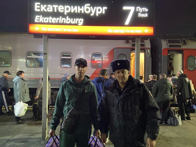 Транспортные полицейские Екатеринбурга помогли бойцам СВО получить нужную технику: вместе с ветеранами и общественниками они собрали и передали на фронт 25 современных цифровых раций