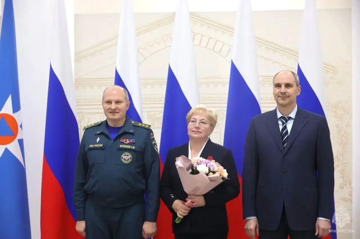 Александр Куренков наградил сотрудников Уральского института ГПС МЧС России и поздравил с победой юношескую сборную по пожарно-спасательному спорту Александр Куренков наградил сотрудников Уральского института ГПС МЧС России и поздравил с победой юношескую сборную по пожарно-спасательному спорту