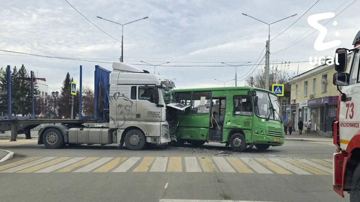 Фура протаранила автобус в Красноуфимске