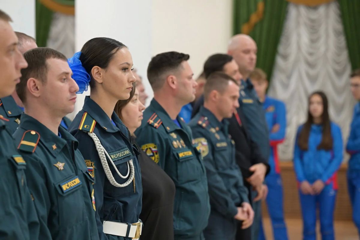 Губернатор Свердловской области Денис Паслер и Министр МЧС России Александр Куренков наградили отличившихся сотрудников МЧС Губернатор Свердловской области Денис Паслер и Министр МЧС России Александр Куренков наградили отличившихся сотрудников МЧС
