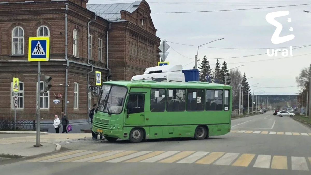 Фура протаранила автобус в Красноуфимске Фура протаранила автобус в Красноуфимске