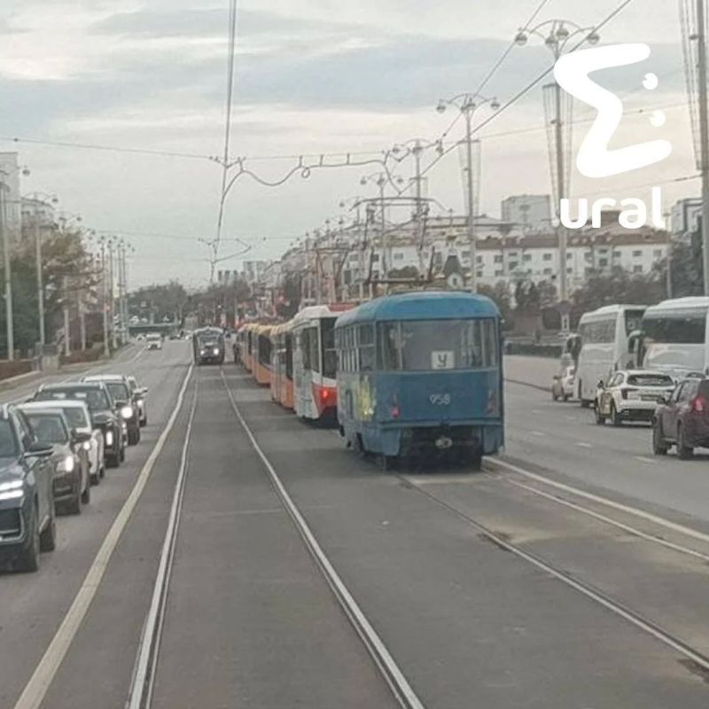 Кусок трамвайных рельсов отвалился на Ленина в Екатеринбурге Кусок трамвайных рельсов отвалился на Ленина в Екатеринбурге