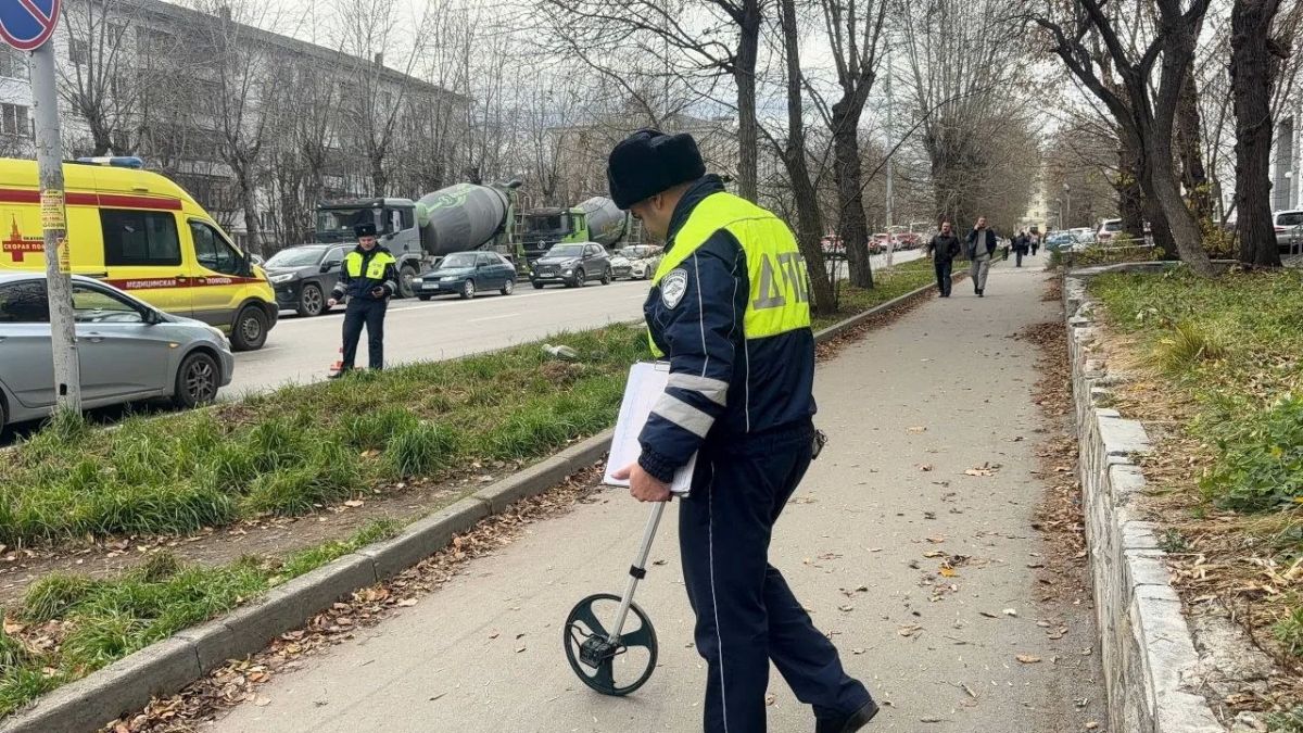 Подростка на тротуаре сбила машина в Екатеринбурге Подростка на тротуаре сбила машина в Екатеринбурге