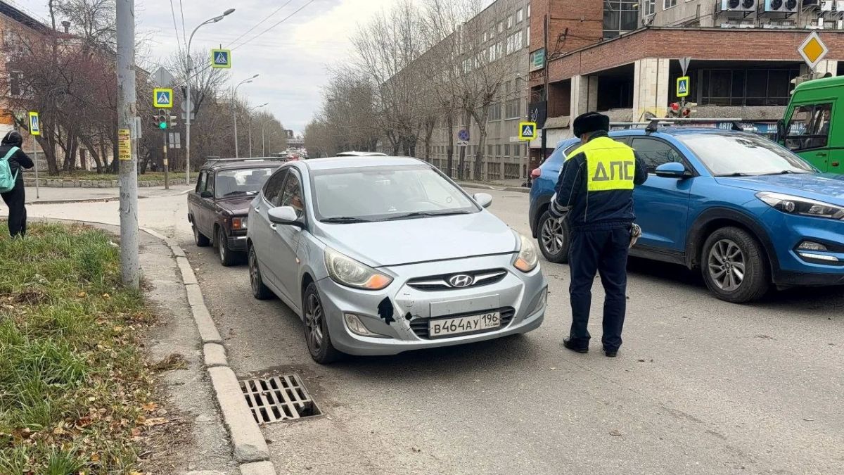 Подростка на тротуаре сбила машина в Екатеринбурге